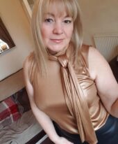 Iris – Reife blonde Frau