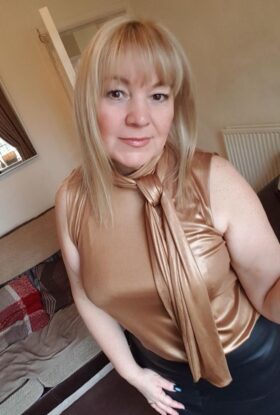 Iris – Reife blonde Frau