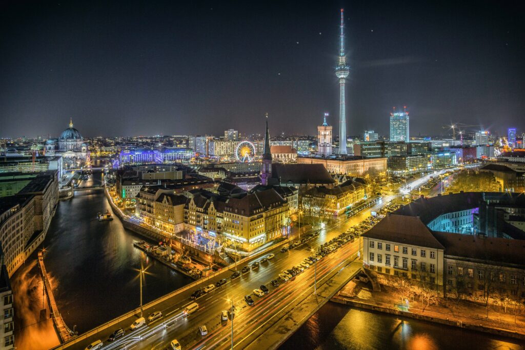 Blick über die Spree auf das Nikolaiviertel und Alexanderplatz bei Nacht in Berlin